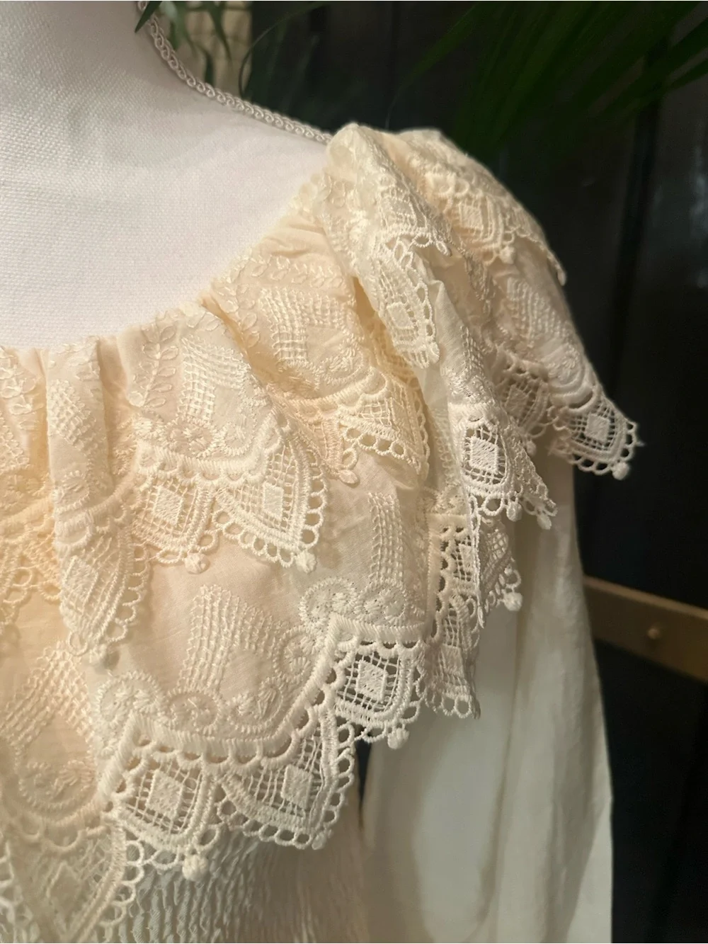 NEW ANTHROPOLOGY for ADORA Women's Cream Lace Ruffle Off-Shoulder Top Blouse Lg